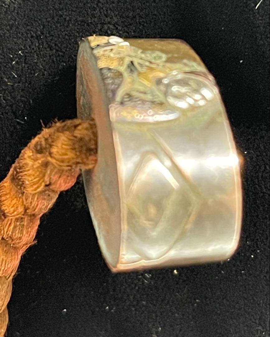 波模様の真鍮製鍔(つば)、鉄製の無銘鍔、栗型形象嵌根付、