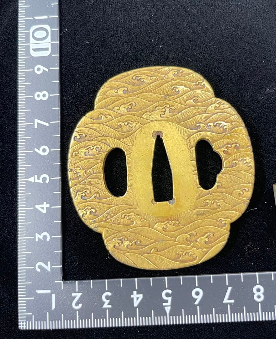 波模様の真鍮製鍔(つば)、鉄製の無銘鍔、栗型形象嵌根付、