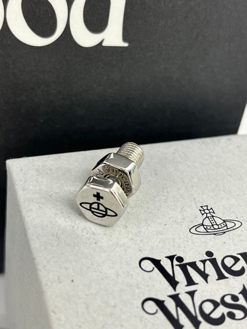 Vivienne Westwood ボルト型ピアス