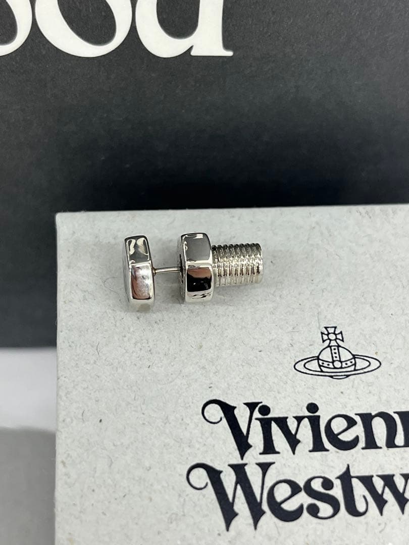 Vivienne Westwood ボルト型ピアス