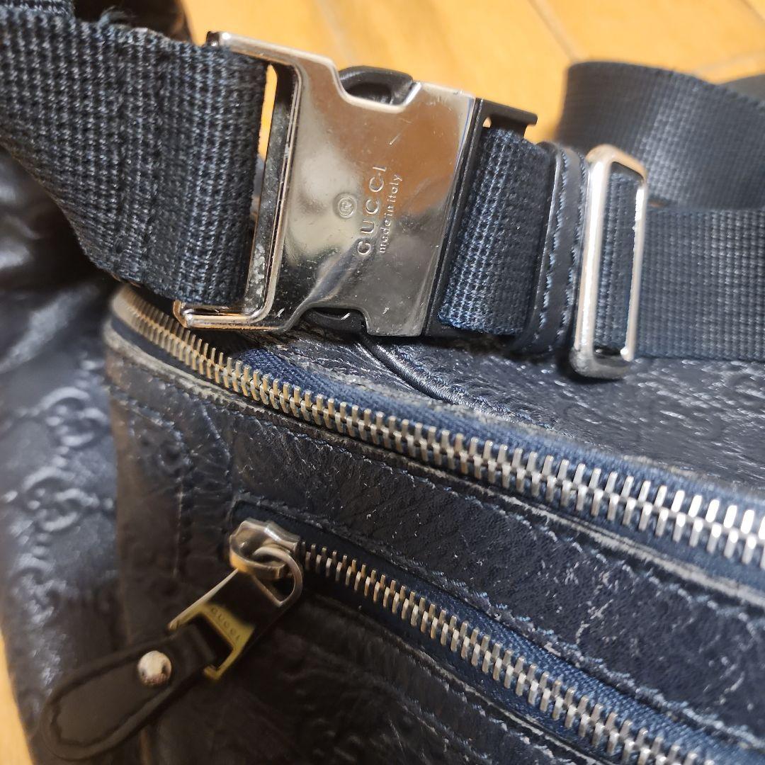 黒 レザー ボディバッグ ロゴ入り