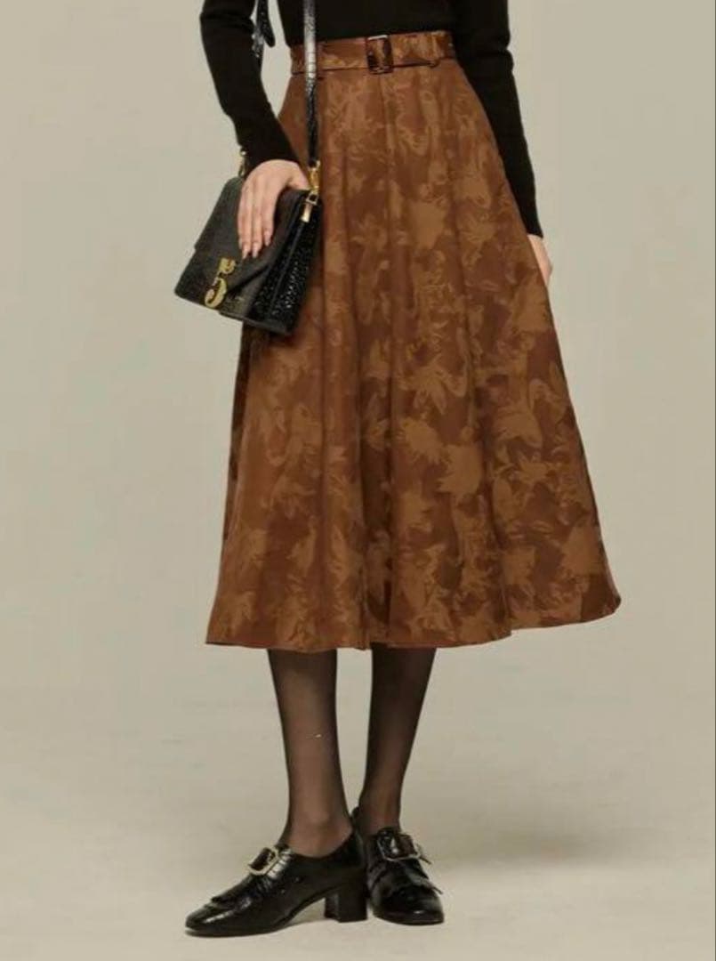 《彼女が犯人だと疑っている》ジャケット　スカート　セットアップ　TNEWTIES