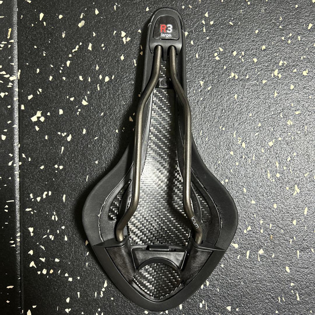 フィジーク　アリオネR3 ラージサイズ