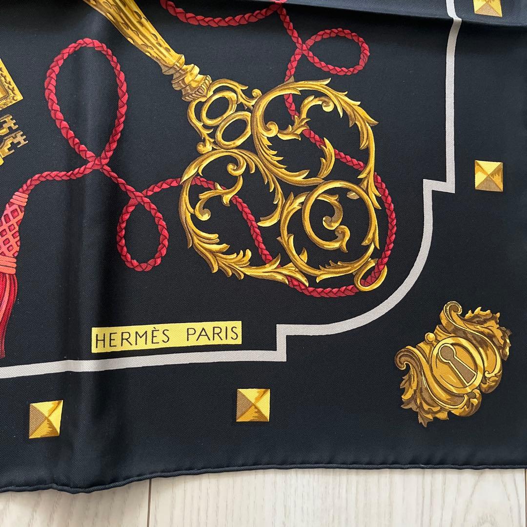 HERMÈS 鍵と装飾のシルクスカーフ