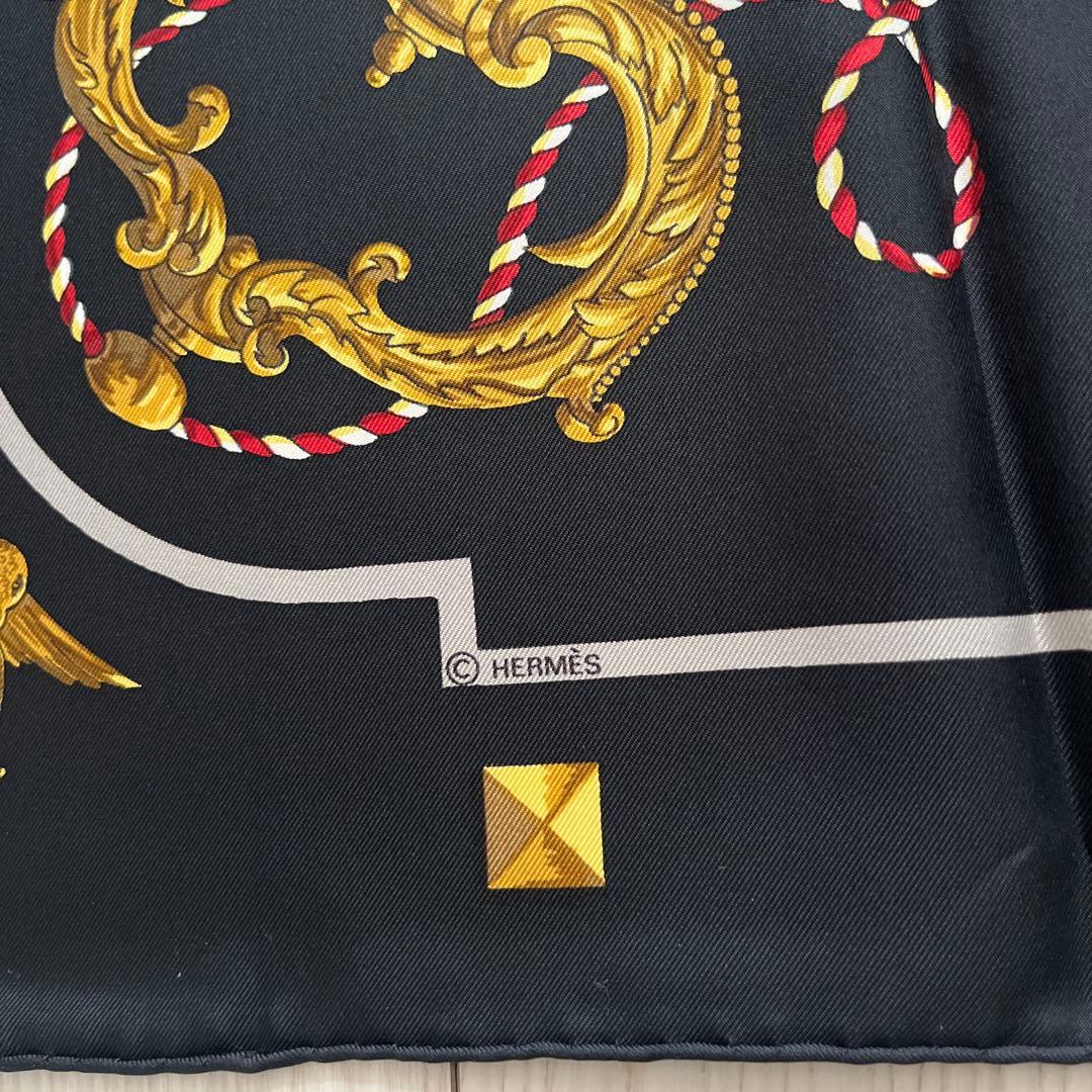 HERMÈS 鍵と装飾のシルクスカーフ