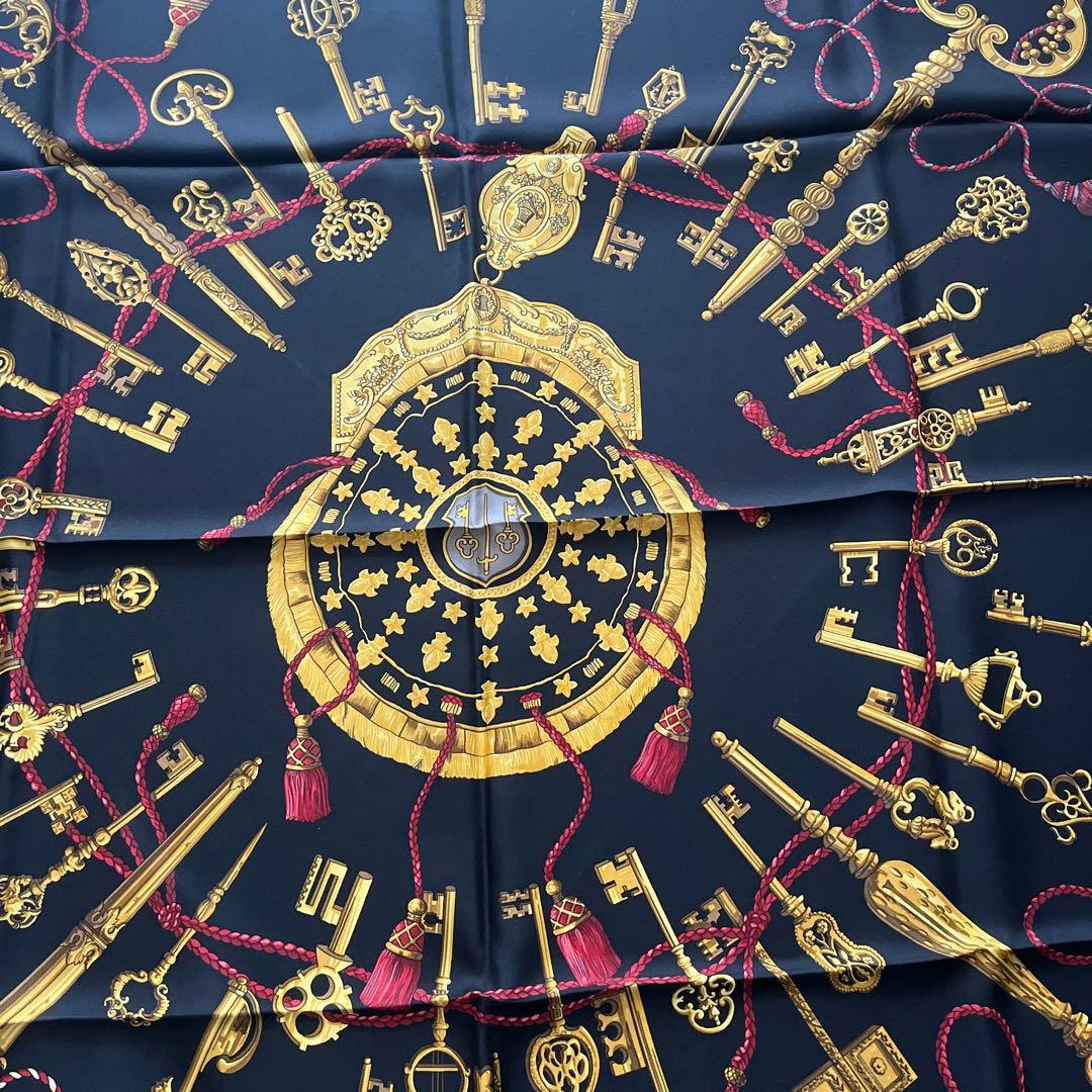 HERMÈS 鍵と装飾のシルクスカーフ