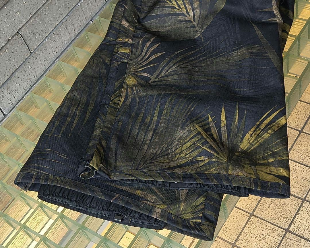 ♠【ビラボン】✨新品未使用　スノボードパンツ　ボタニカルプリント　M