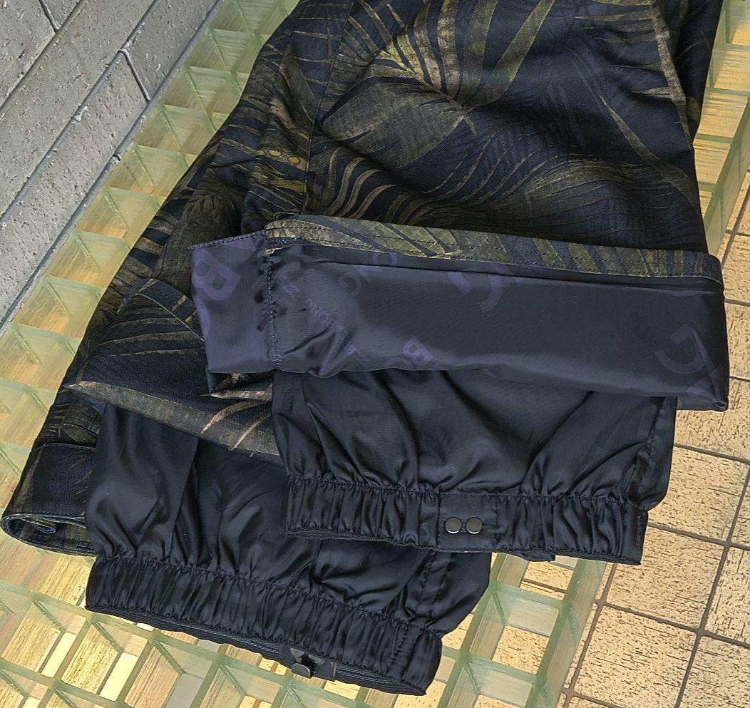 ♠【ビラボン】✨新品未使用　スノボードパンツ　ボタニカルプリント　M