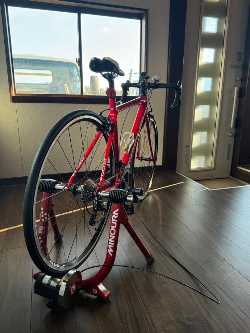 FOCUS レッド ロードバイク ボトルケージ付き