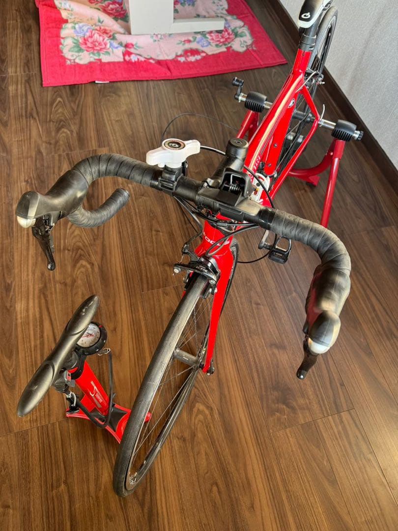 FOCUS レッド ロードバイク ボトルケージ付き