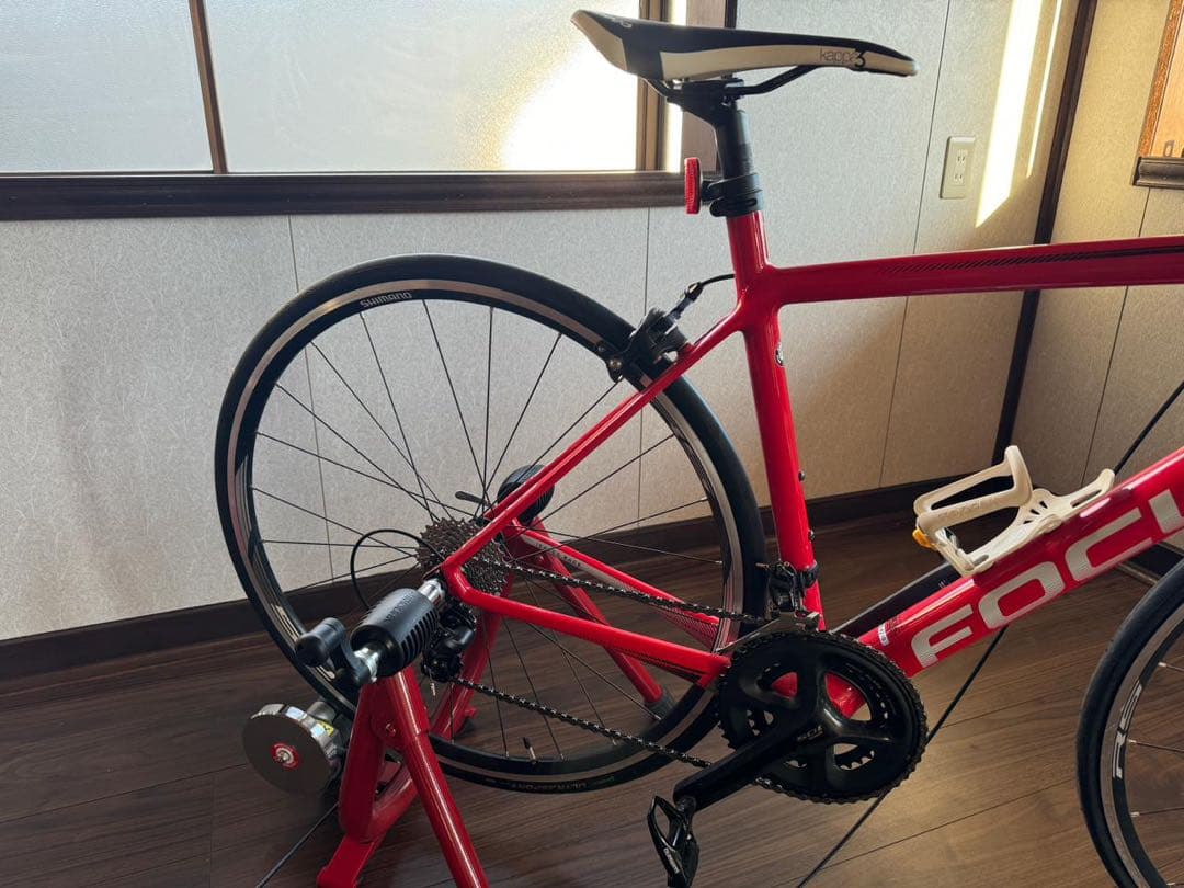 FOCUS レッド ロードバイク ボトルケージ付き