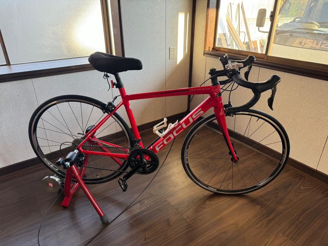 FOCUS レッド ロードバイク ボトルケージ付き