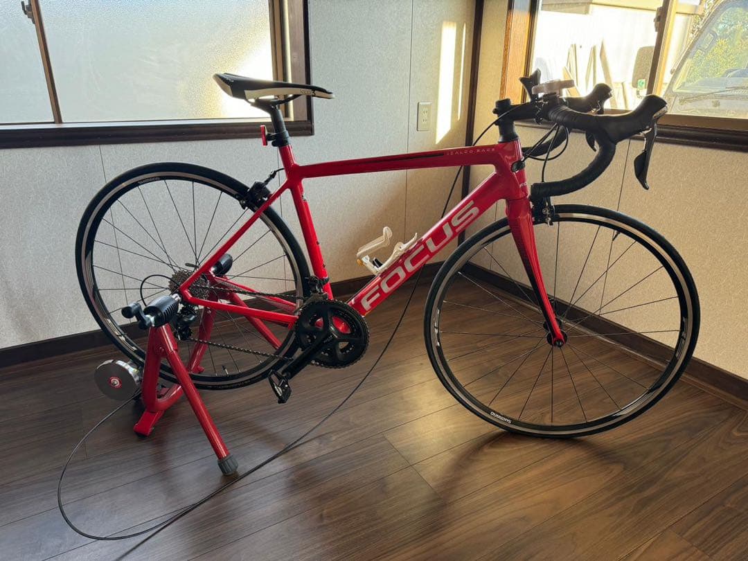 FOCUS レッド ロードバイク ボトルケージ付き