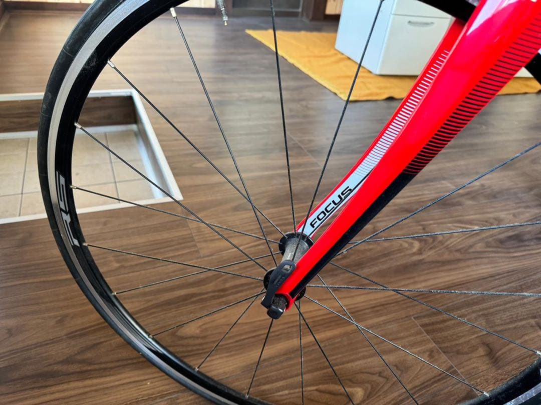 FOCUS レッド ロードバイク ボトルケージ付き