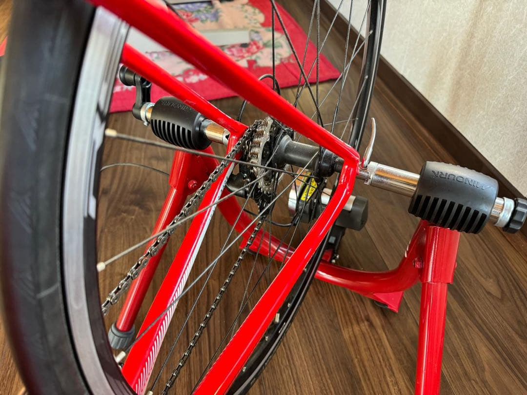 FOCUS レッド ロードバイク ボトルケージ付き