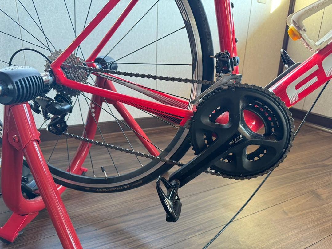 FOCUS レッド ロードバイク ボトルケージ付き