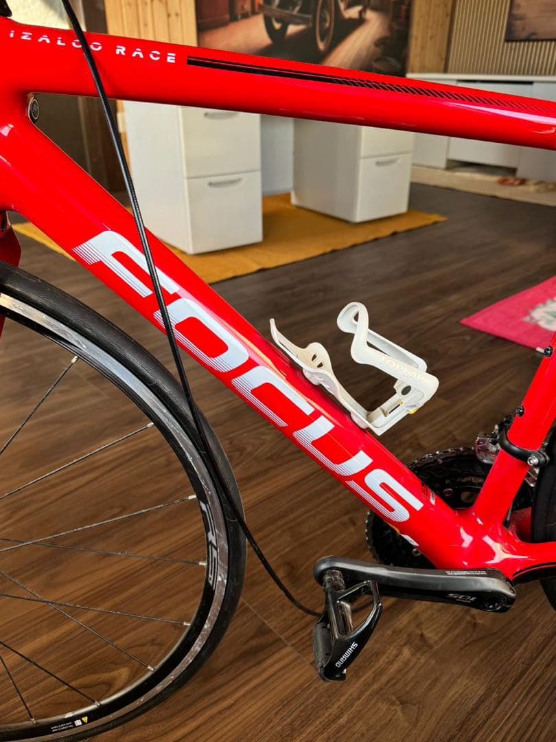 FOCUS レッド ロードバイク ボトルケージ付き