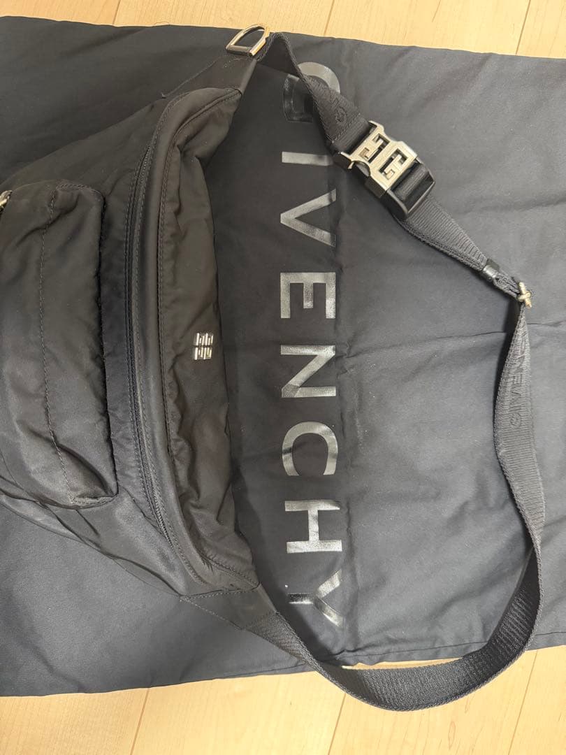 ジバンシー　エッセンシャル　ウエストポーチ　ボディバッグ　4Gpロゴ　黒