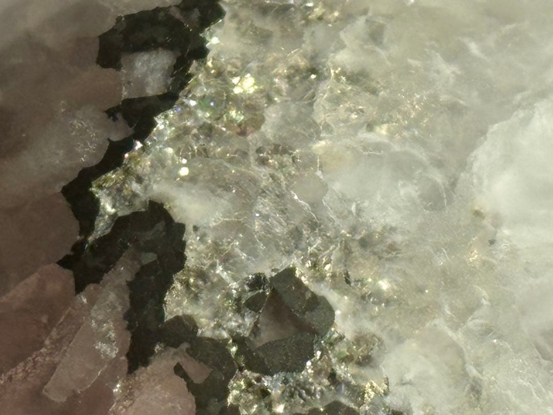 《虹きらめく＊セリサイトinフローライト（パイライト共生）》