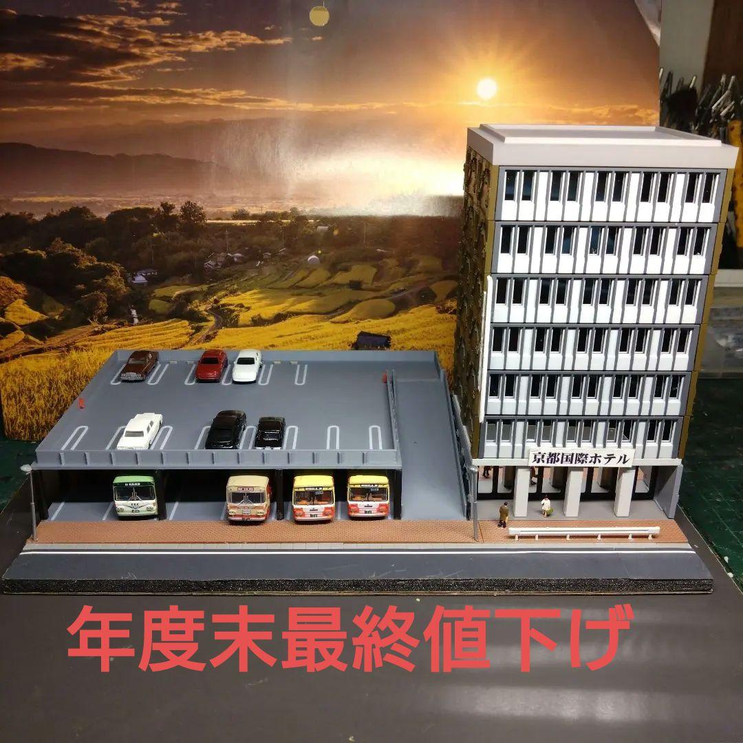Nゲージ ホテルとバス用立体駐車場のミニジオラマ - メルカリ