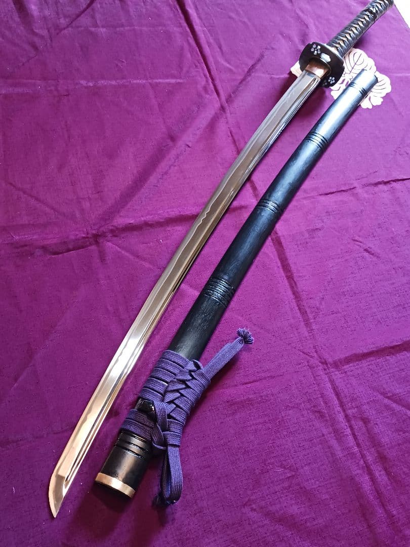 れお、模造刀真剣拵え 鞘.黒呂離れ千段、本朴木鮫牛革巻き、鉄鍔.鉄縁頭