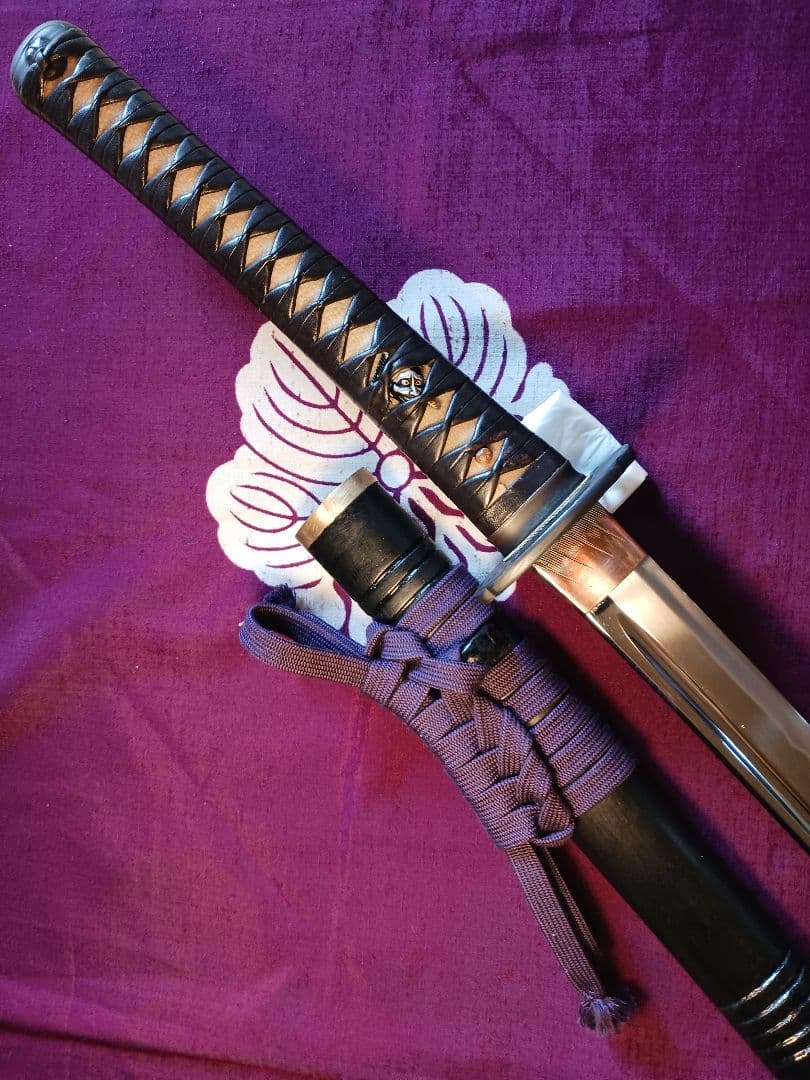 れお、模造刀真剣拵え 鞘.黒呂離れ千段、本朴木鮫牛革巻き、鉄鍔.鉄縁頭