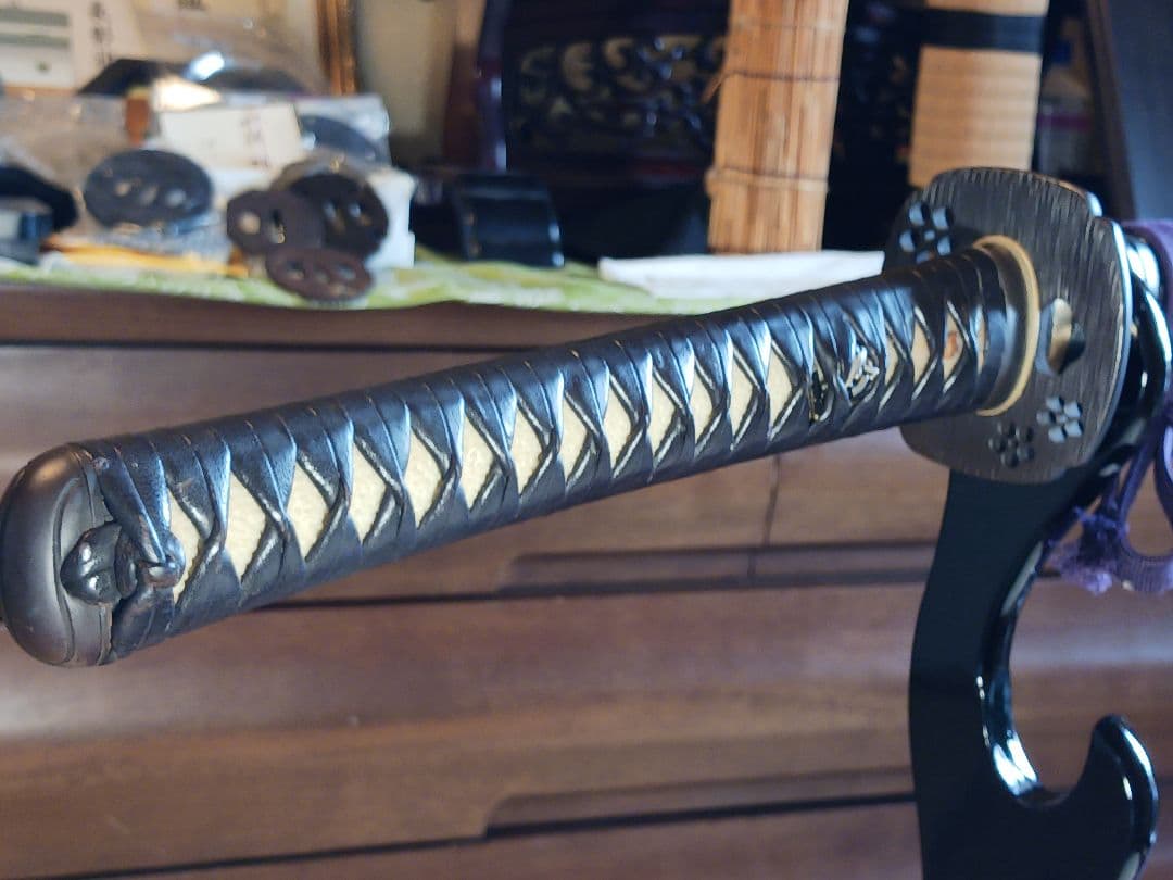 れお、模造刀真剣拵え 鞘.黒呂離れ千段、本朴木鮫牛革巻き、鉄鍔.鉄縁頭