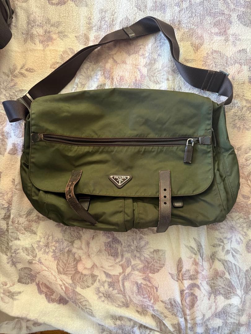 Prada オリーブグリーン ショルダーバッグ