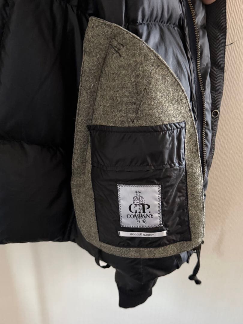 《C.P.Company》シーピーカンパニー ゴーグル付き ダウンジャケット 黒