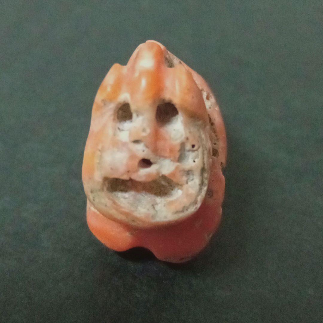 ★K2105★ 古代石(126)　大粒　珊瑚 ビーズ　神獣　護符　アミュレット