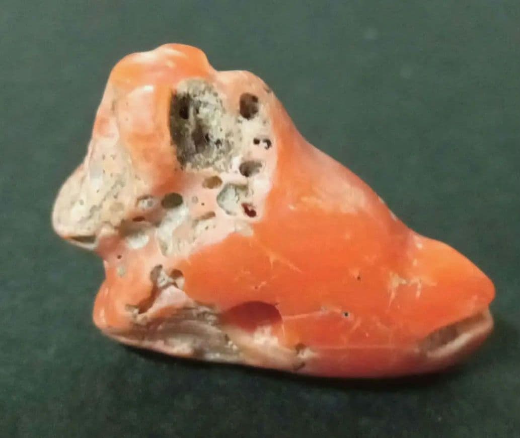 ★K2105★ 古代石(126)　大粒　珊瑚 ビーズ　神獣　護符　アミュレット