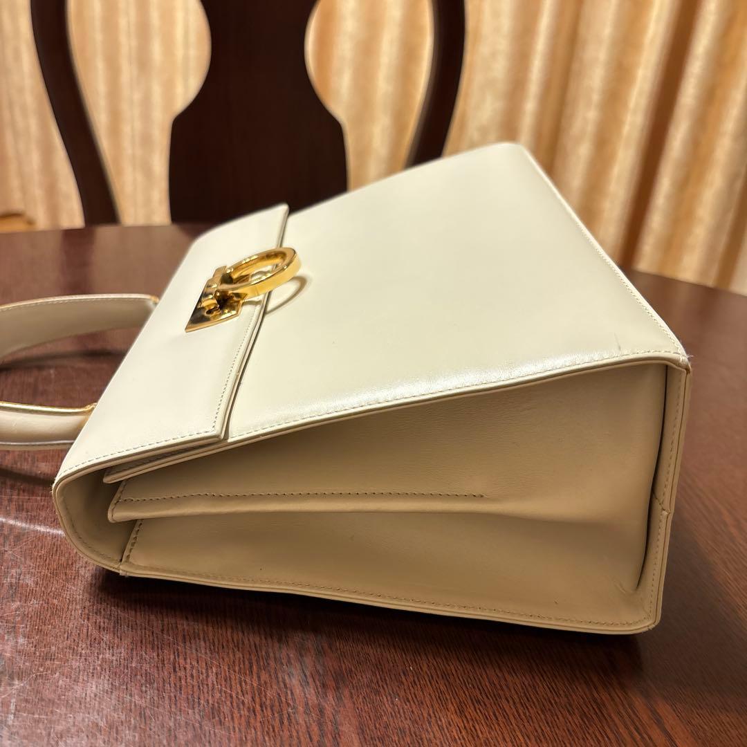 フェラガモ ガンチーニ トップハンドル 白 ショルダー付属 - メルカリ