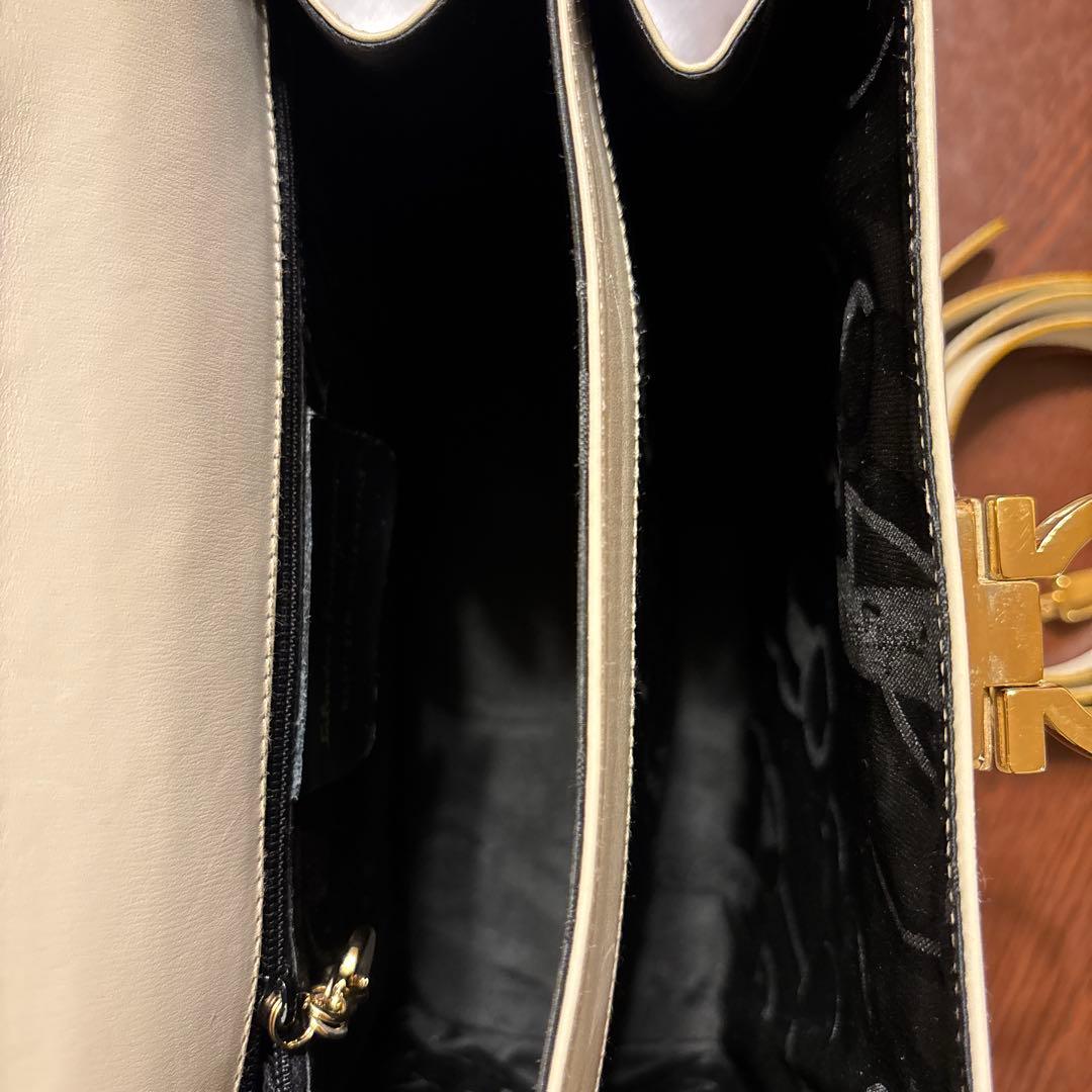 フェラガモ ガンチーニ トップハンドル 白 ショルダー付属 - メルカリ