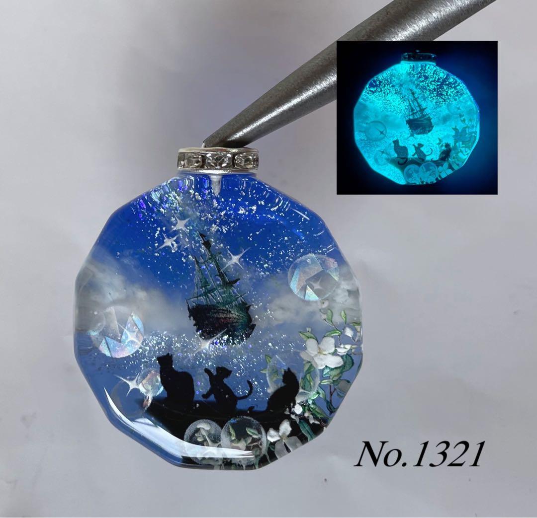 すず☆らん/レジン/三日月の親子猫　秋桜　蓄光　オルゴナイトキーホルダー