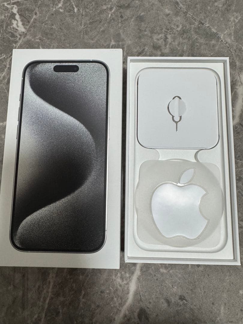 Apple iPhone15pro 256GB ホワイトチタニウム　simフリー