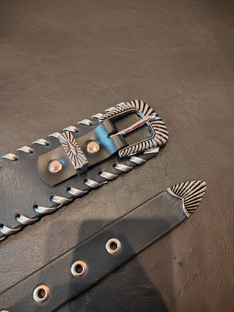 ギターストラップ　本革3mm厚　117〜130cm　赤ターコイズ風コンチョ