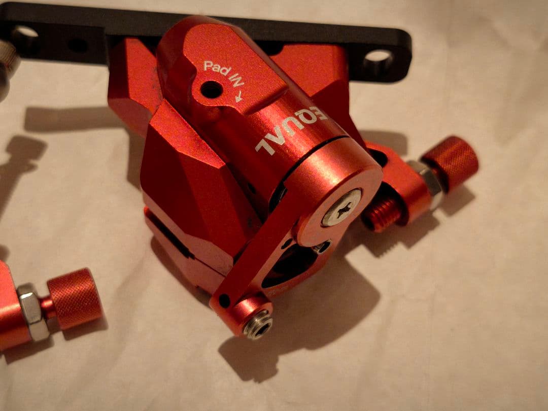 EQUAL 機械式ディスクブレーキキャリパー（フラットマウント）　レッド