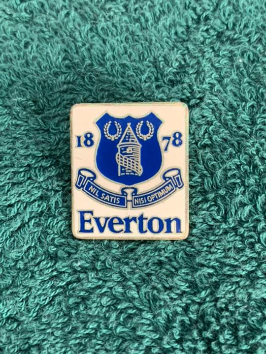 Everton カーキット2点(キャップ・マフラー)+ピンバッジ2点