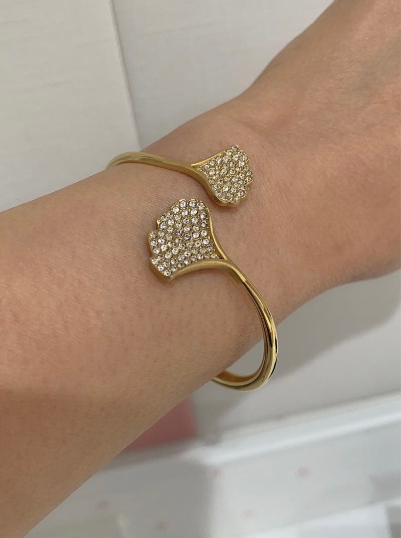 SWAROVSKI 新品未使用　とてもおしゃれなデザイン　幸せの葉形　即購入可