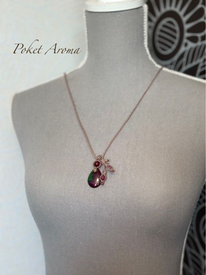『美衣』ルビーインゾイサイトとルビーのマクラメペンダントネックレス