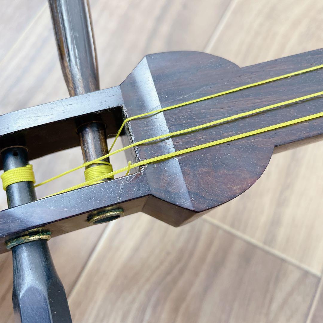 三味線 細棹 トチ紅木 犬皮 丸打胴 和楽器　一本溝