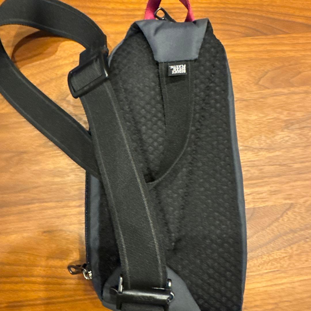 pacsafe vive150 スリングバッグ　盗難防止バッグ　カーボングレー