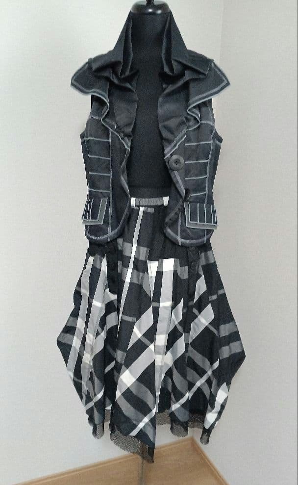 10万　エイココンドウのベストとスカート　未使用ロングワンピース　新春三点セット