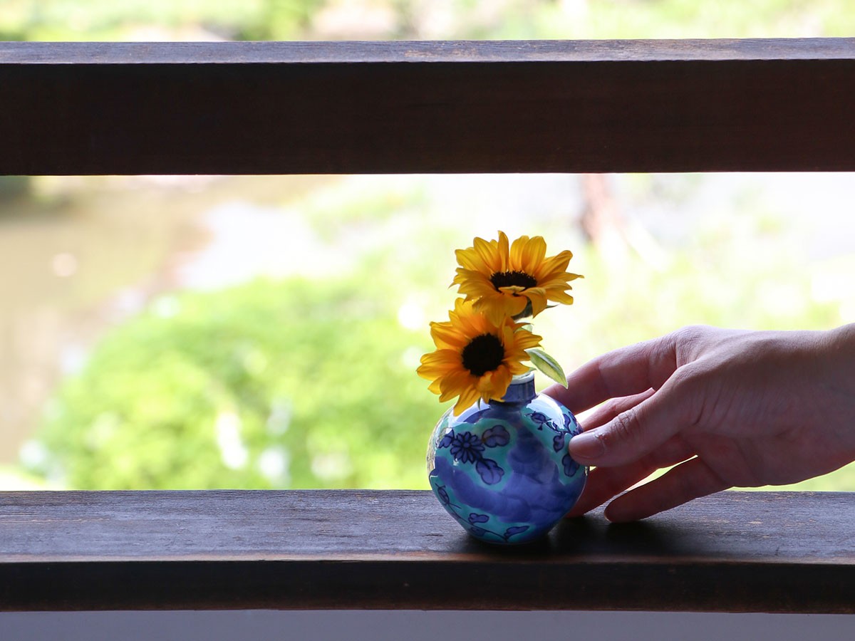 源右衛門窯 染錦更紗手花蝶文 小花瓶 / げんえもんがま 染錦更紗手花蝶