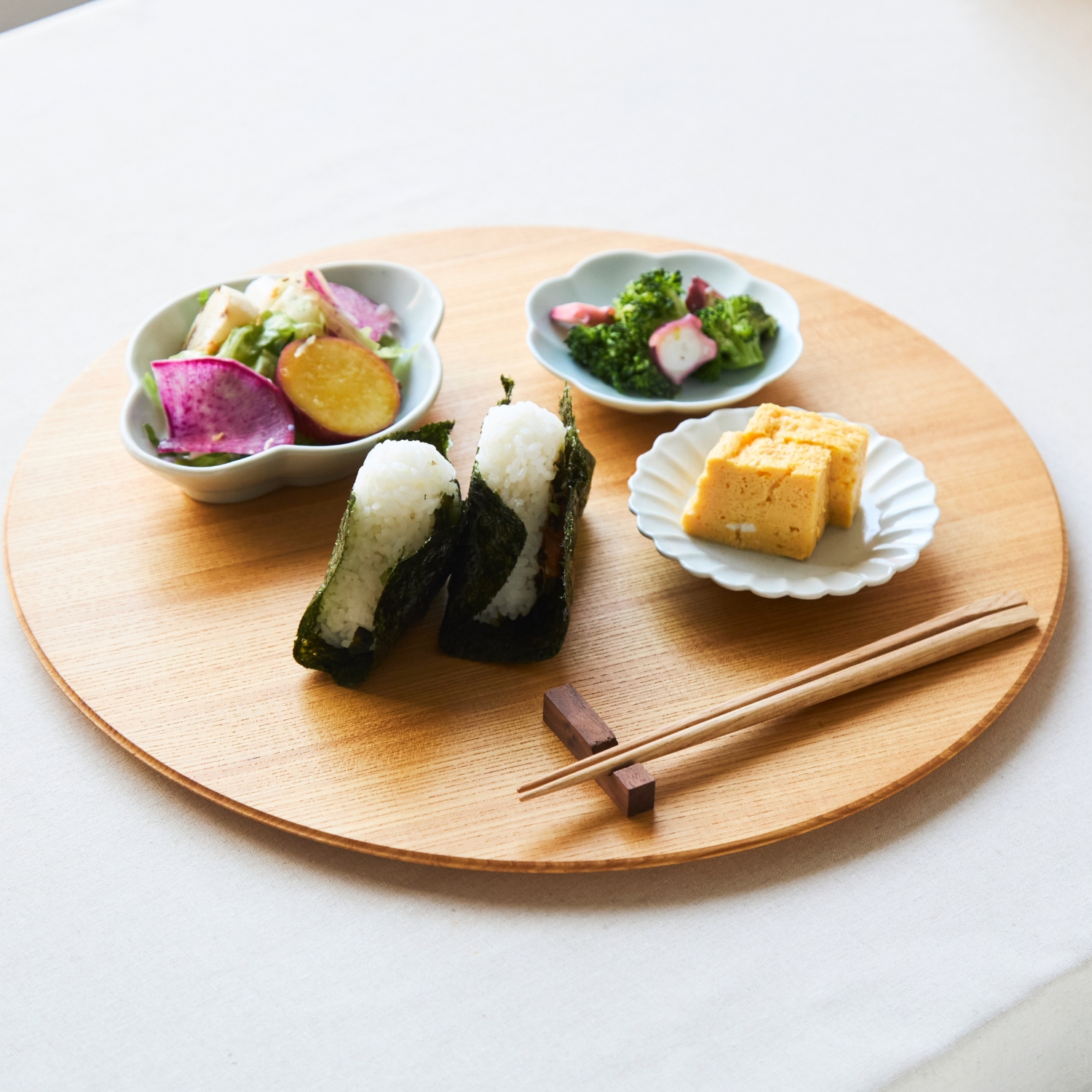 四十沢木材工芸/KITO 匙面折敷 -匙面のおかげで凛とした雰囲気になる