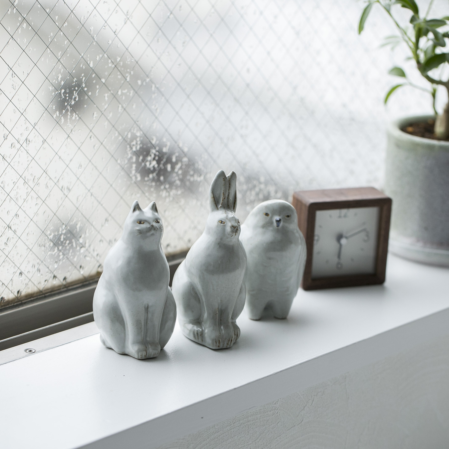 sen/動物のオブジェ rabbit（ウサギ） -シュールな表情でこちらを見て