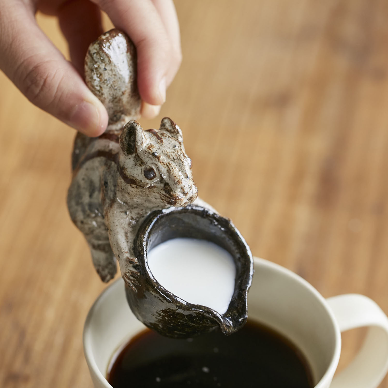 小杉窯/「どーぞ」のリス ミルクピッチャー -つぶらな瞳で見上げて