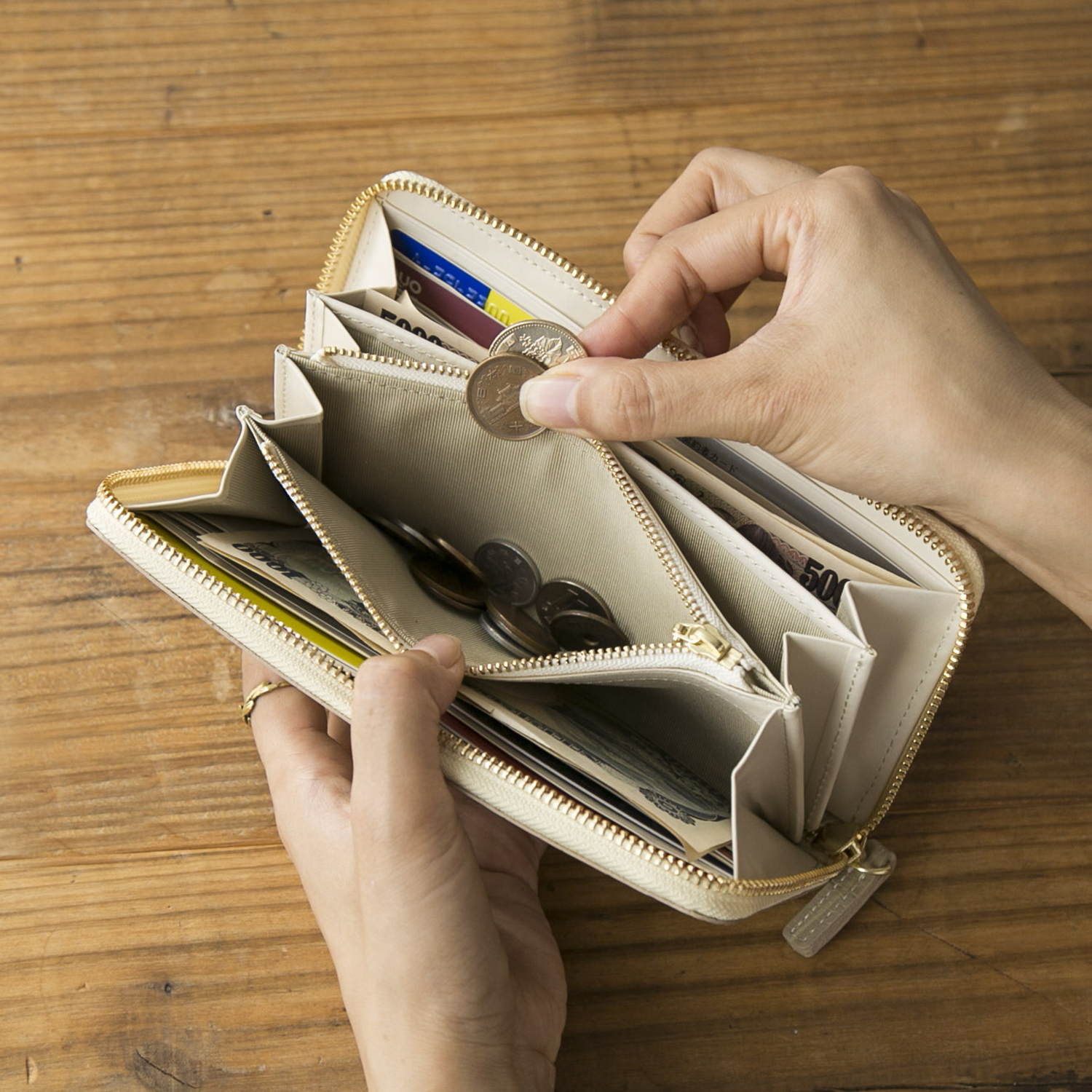 Coquette/ラウンドファスナー長財布 クロコ型押し -大人の女性に似合う