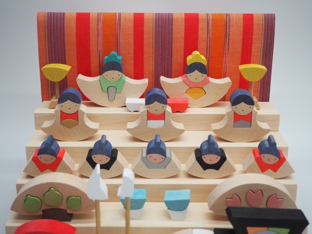 寿月すみたや・小黒三郎作の組み木のおひなさま。銀杏円びな五段飾り。
