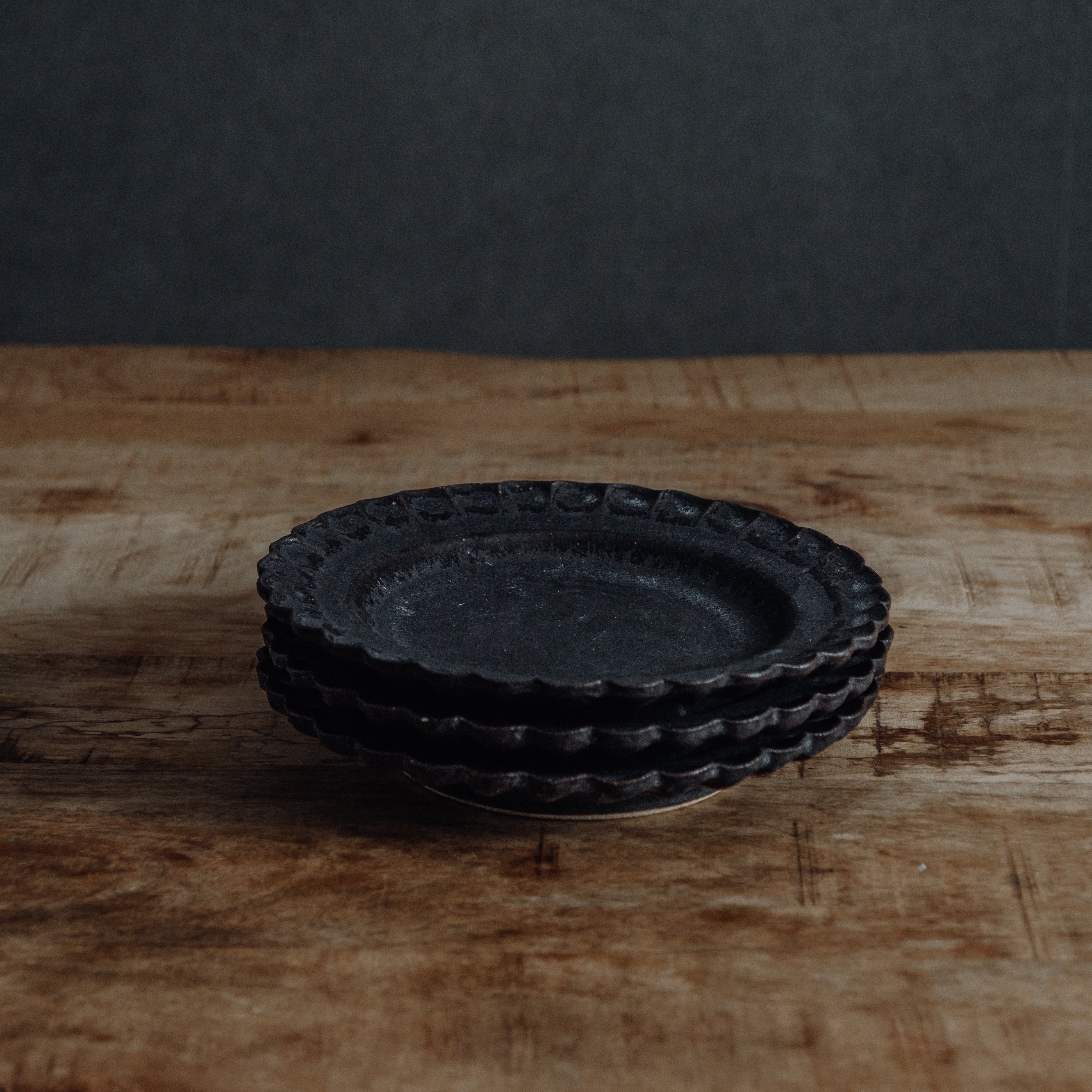 小菊プレート 黒錆 中 – sui.